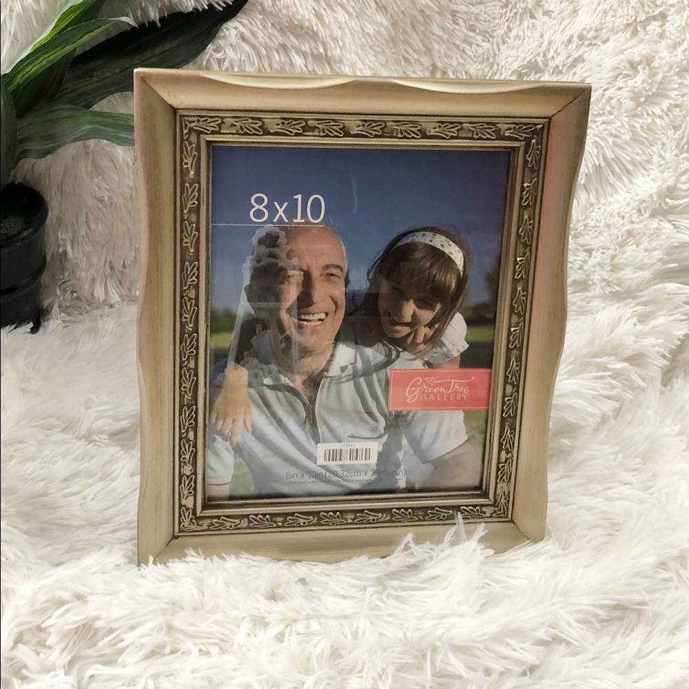 🆕New with tags GORGEOUS GOLD FRAME w/ DESIGN 8x10